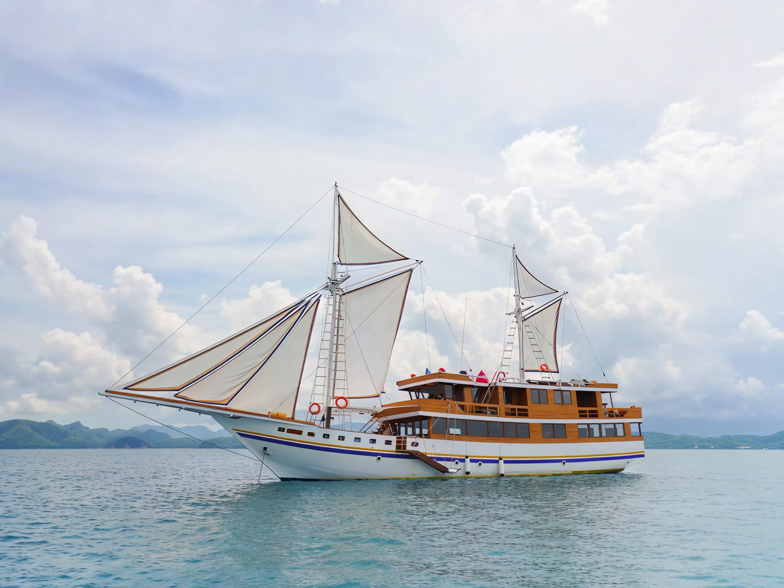 LaMainVoyagesI-Boat-1