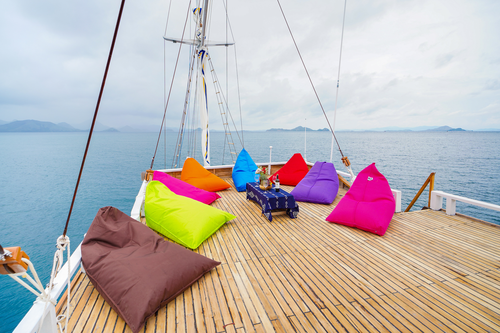 LaMainVoyagesI-Boat-11