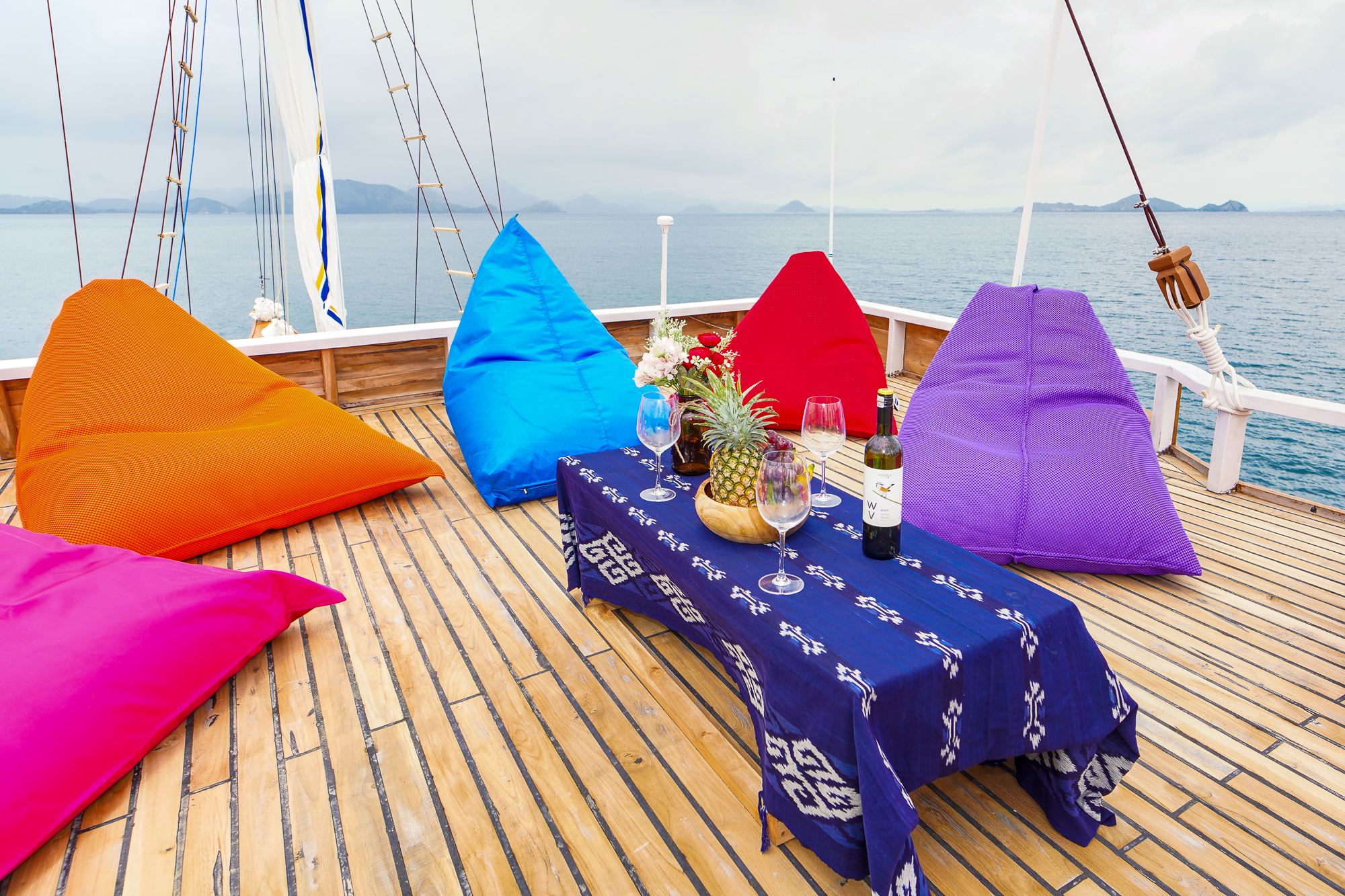 LaMainVoyagesI-Boat-12