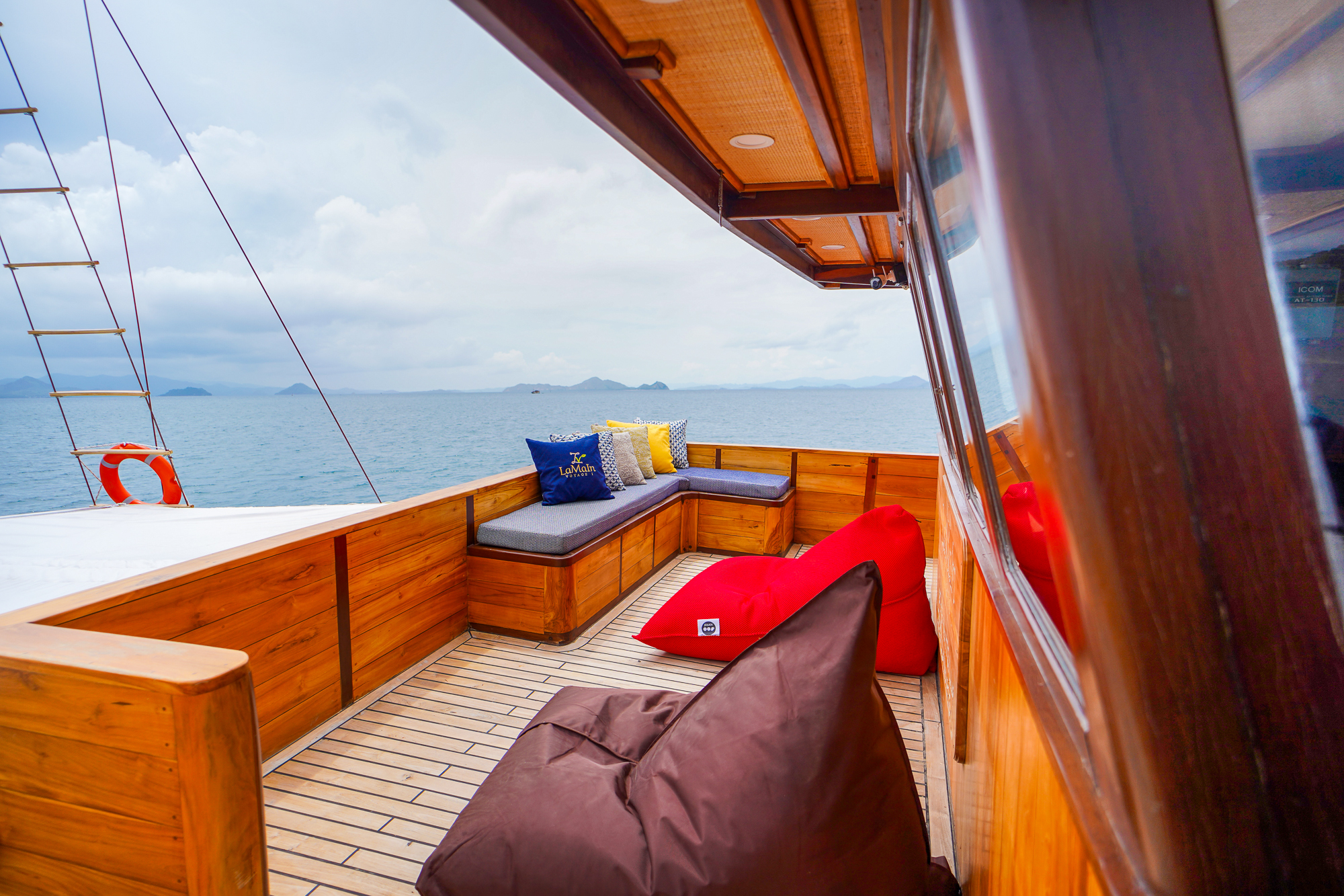 LaMainVoyagesI-Boat-14