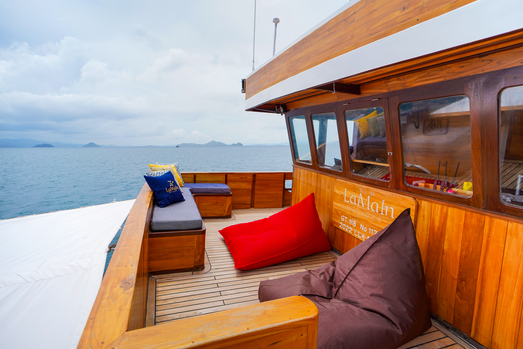 LaMainVoyagesI-Boat-15