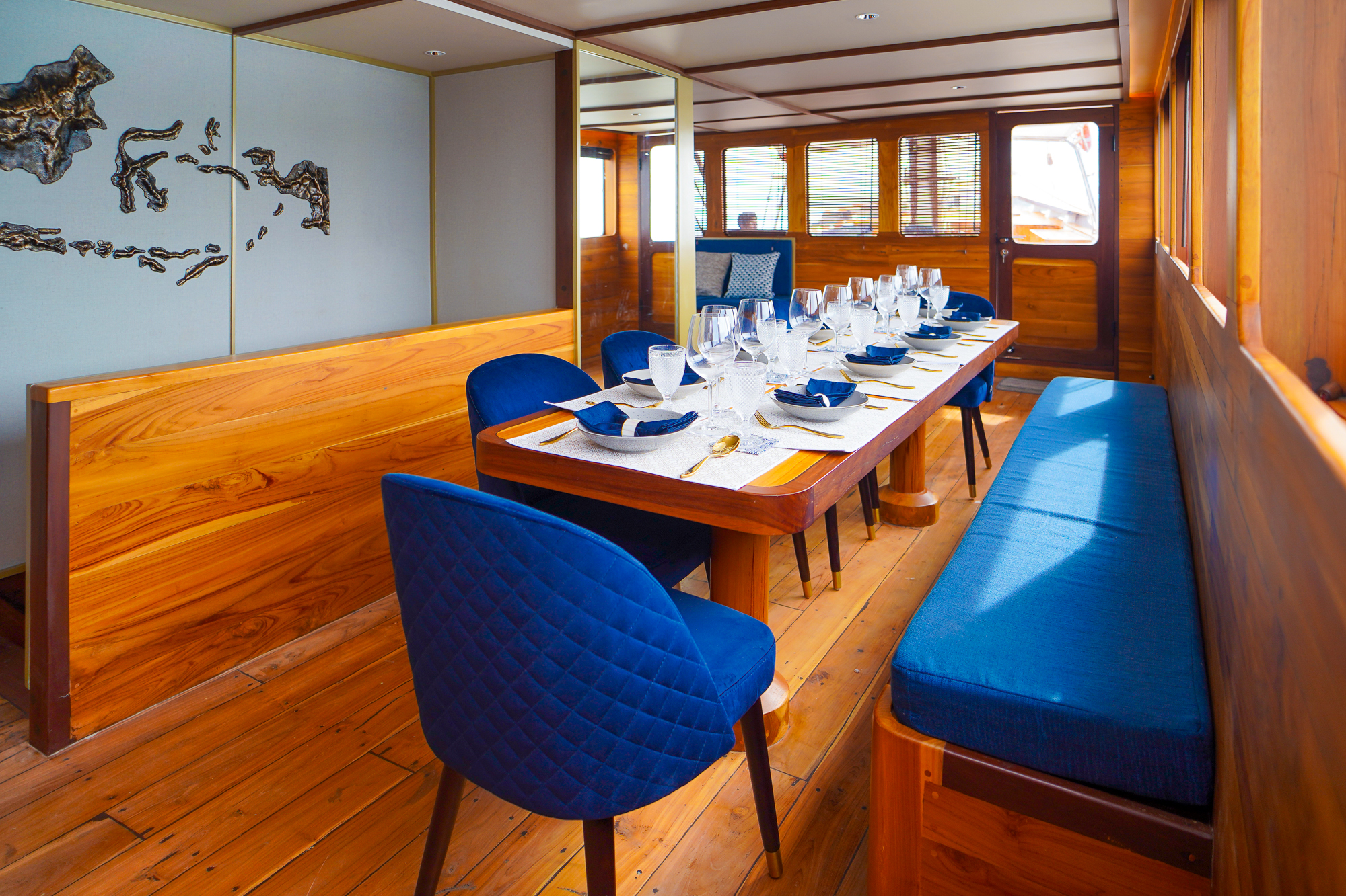 LaMainVoyagesI-Boat-17