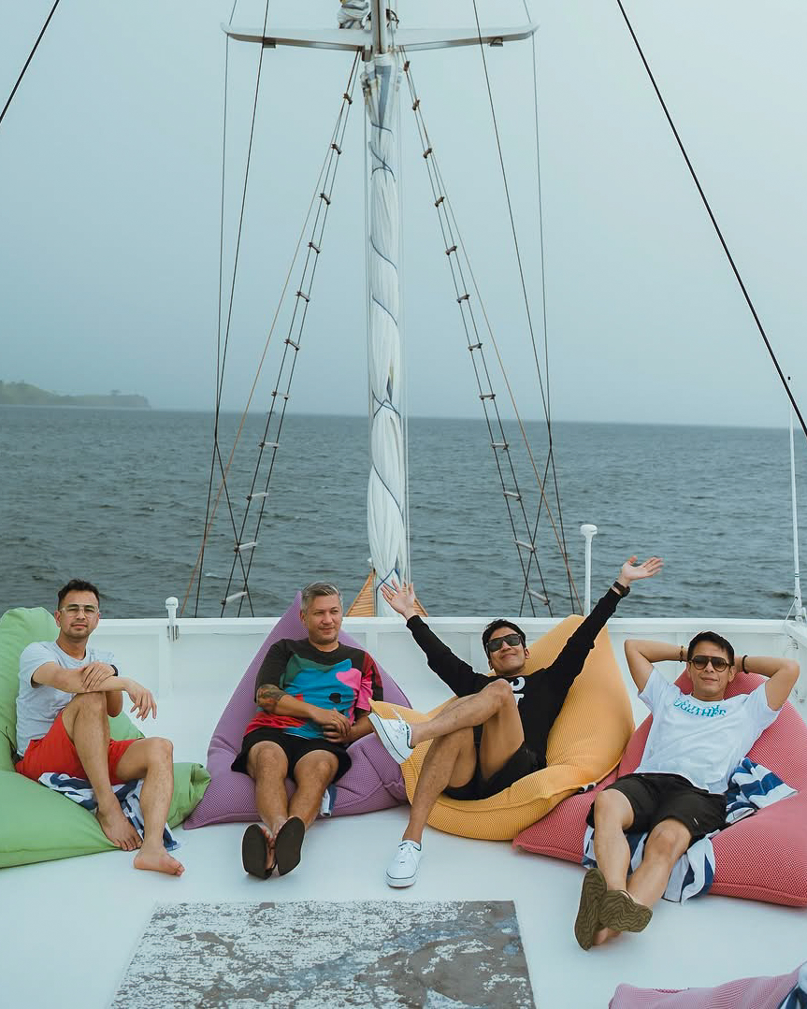 LaMainVoyagesI-Boat-20