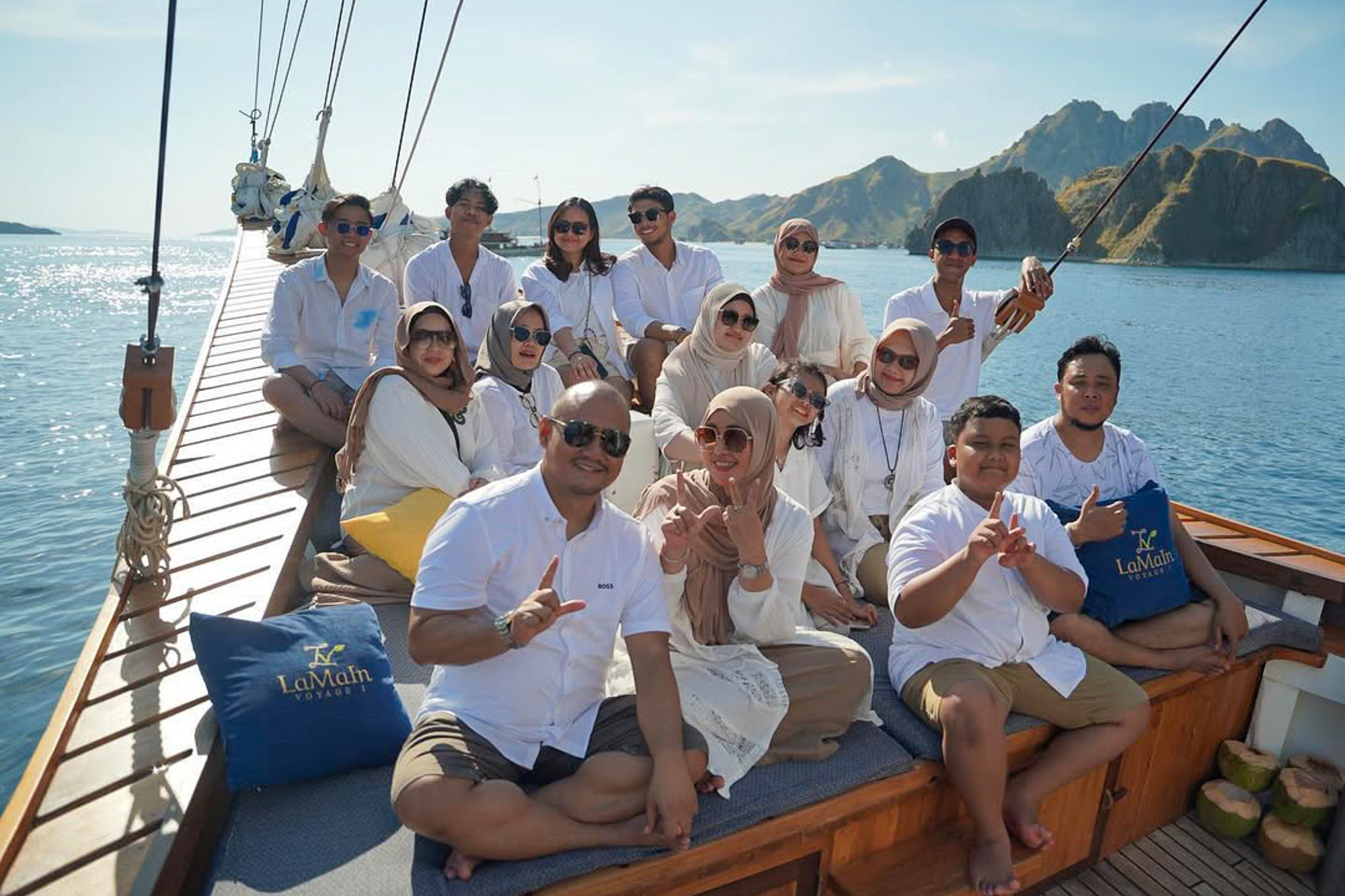 LaMainVoyagesI-Boat-27