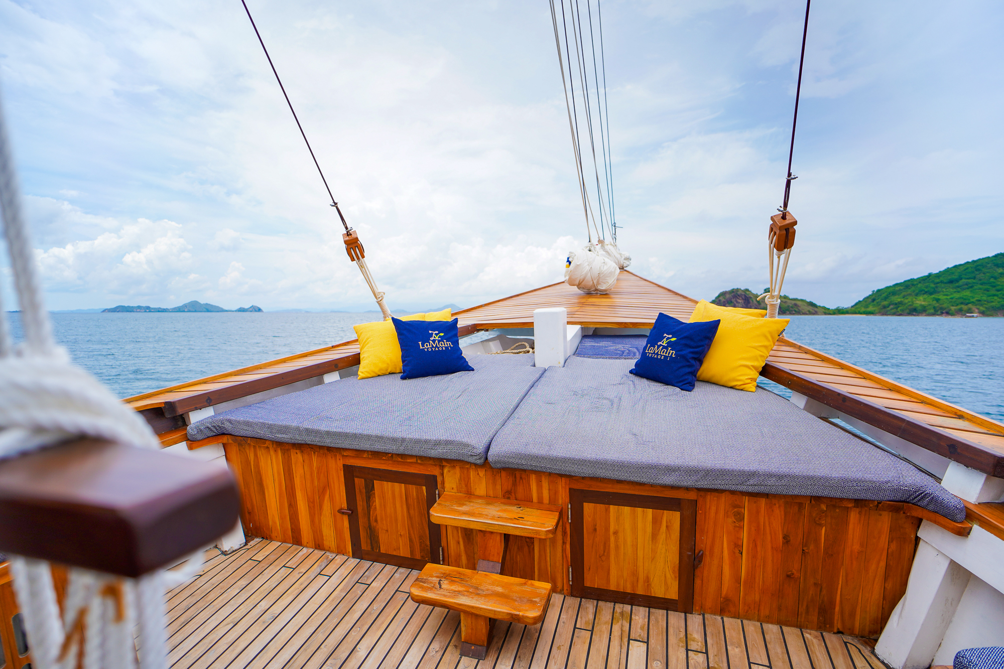 LaMainVoyagesI-Boat-8