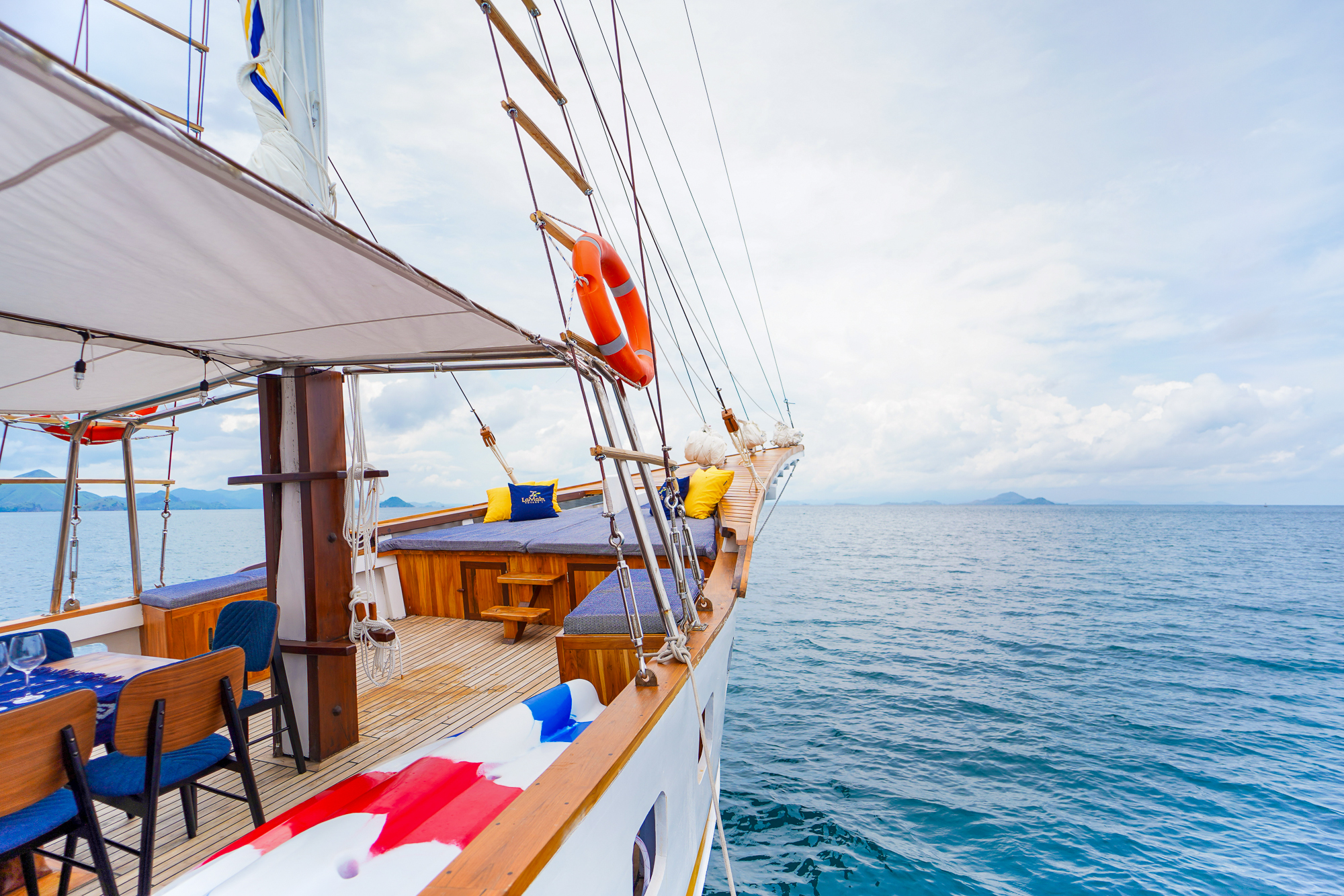 LaMainVoyagesI-Boat-9